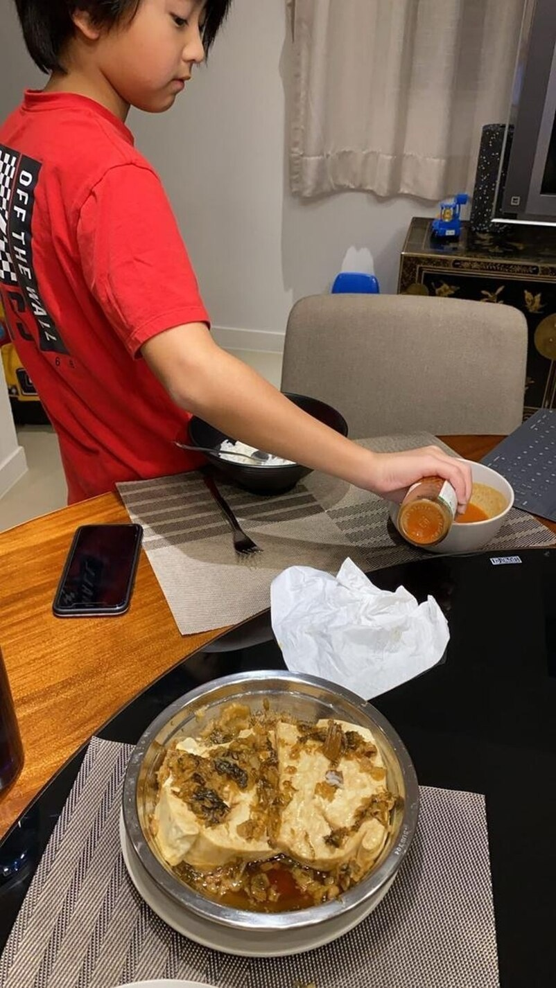 张柏芝10岁儿子开始出汗毛！踏入青春期越来越似