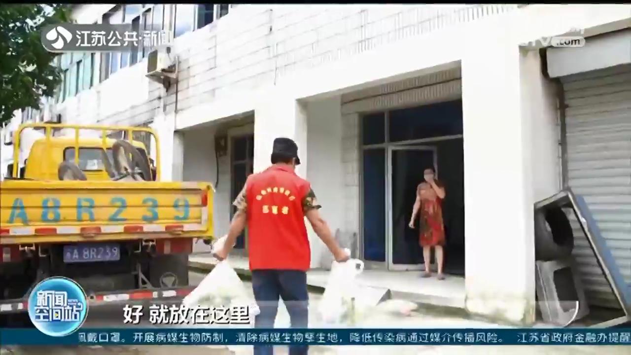 探访江宁禄口街道陈巷村 网格员、志愿者有序配送生活物资