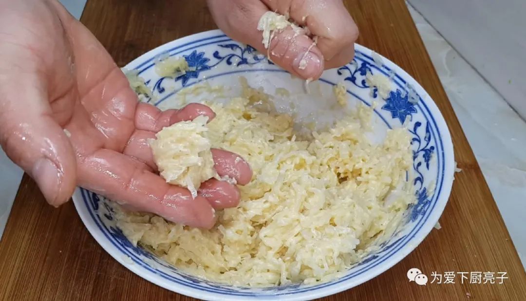 蘿蔔不要包餃子了，筷子一攪，做出創意素丸子，好吃到拿肉都不換