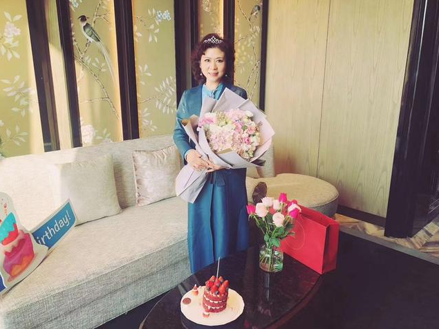 郎朗妈妈罕见露面！一袭粉色长裙配卷发好时髦，气质出众如贵夫人