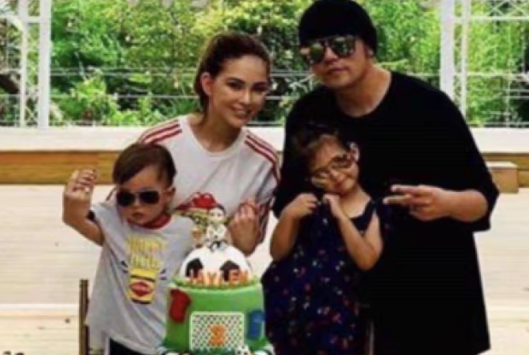 昆凌海滩度假笑容甜美，身材完全不像生过孩子，女儿打扮时髦