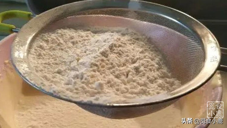 外面酥脆，裡面軟嫩香甜的蛋糕，自己在家也能做，好吃還不上火