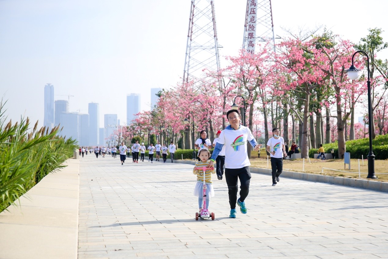 当横琴最时尚跑团遇上最美花海，五百参赛者引领绿色文明新风