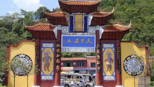 重庆丰都“最大鬼”，高138米，宽217米，嘴宽2