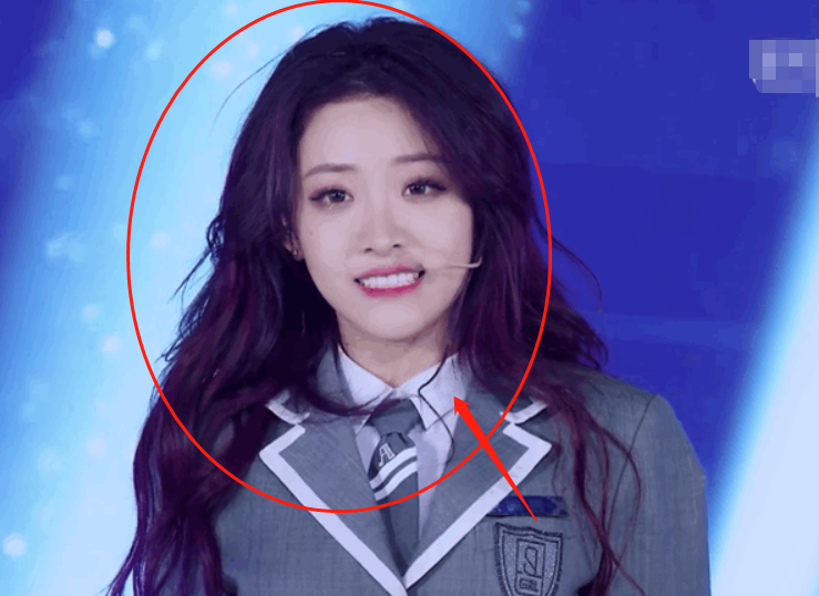 《青你2》学员染发，刘雨昕青色酷帅，我却被谢