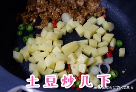 Delicious to the noodles served with soy sauce of ground meat potato that licks a bowl, sauce is sweet full-bodied, 