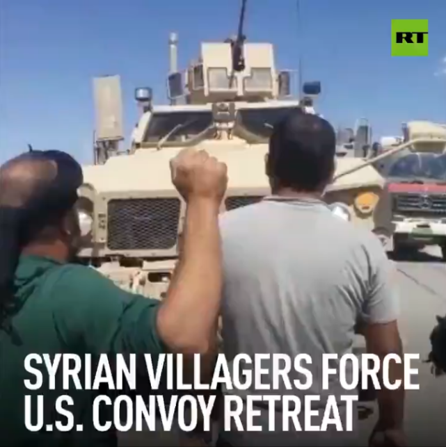 美国大兵落荒而逃！叙利亚民众堵截美军车队，
