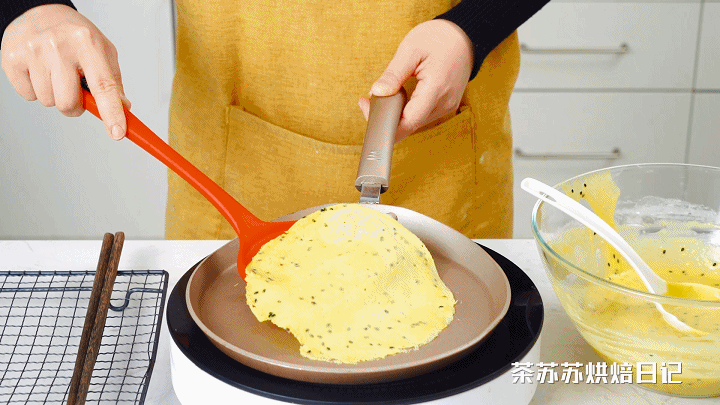 3個雞蛋加碗麵粉！ 攪和攪和，輕鬆一烙，酥脆的蛋捲就出來了