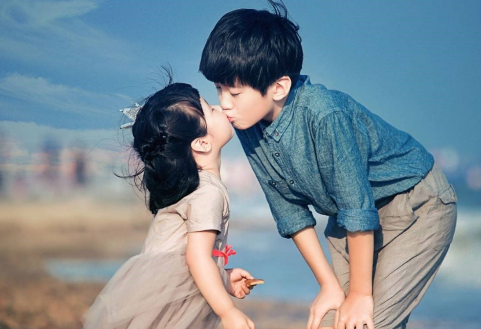 有種“複製”叫張亮女兒，跟爸爸如同照鏡子，哥哥天天很優秀