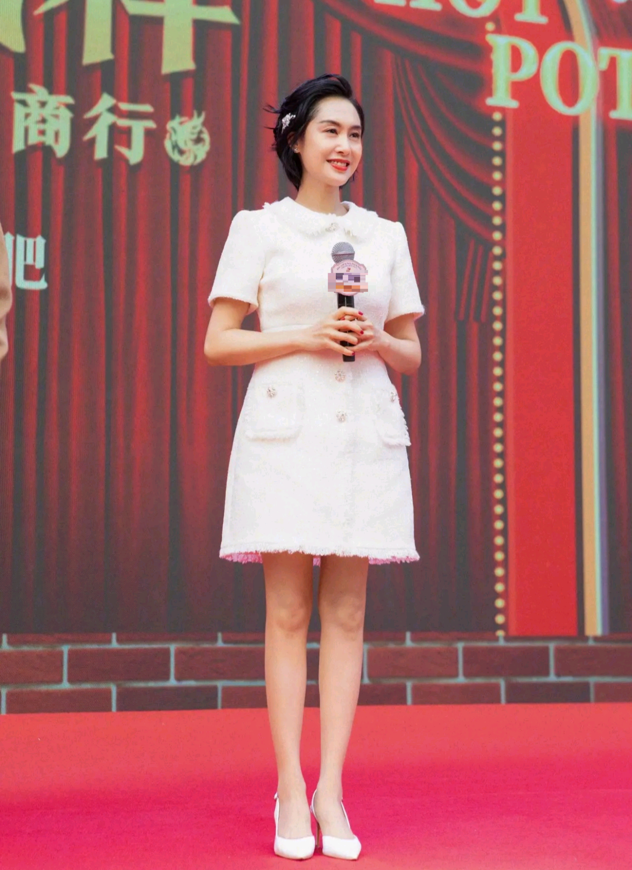 室外仅5度，47岁朱茵现露天舞台，一身短裙惹网