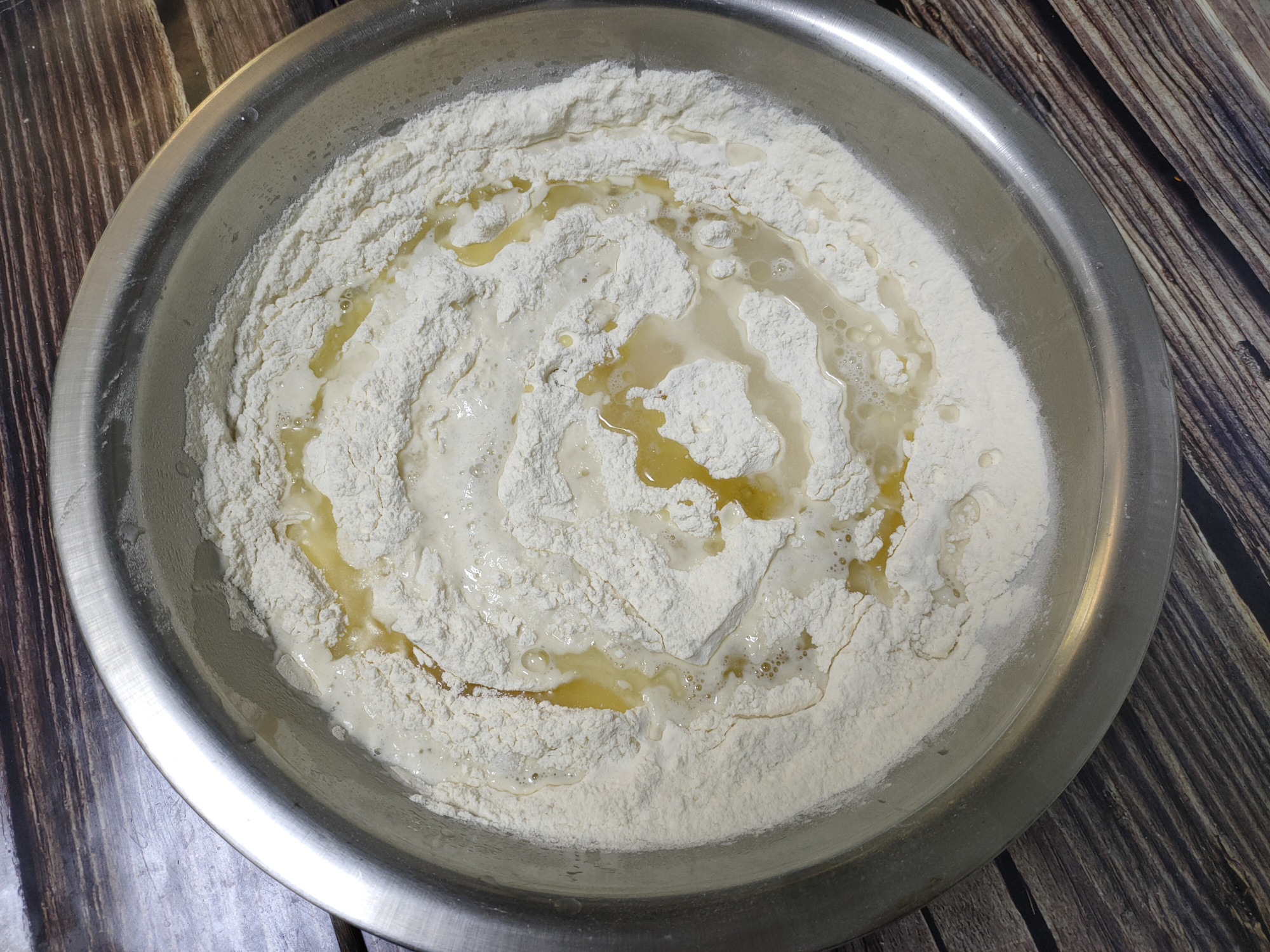 炸油條想要蓬鬆酥脆，有人加雞蛋、有人加酵母粉，其實都不正確