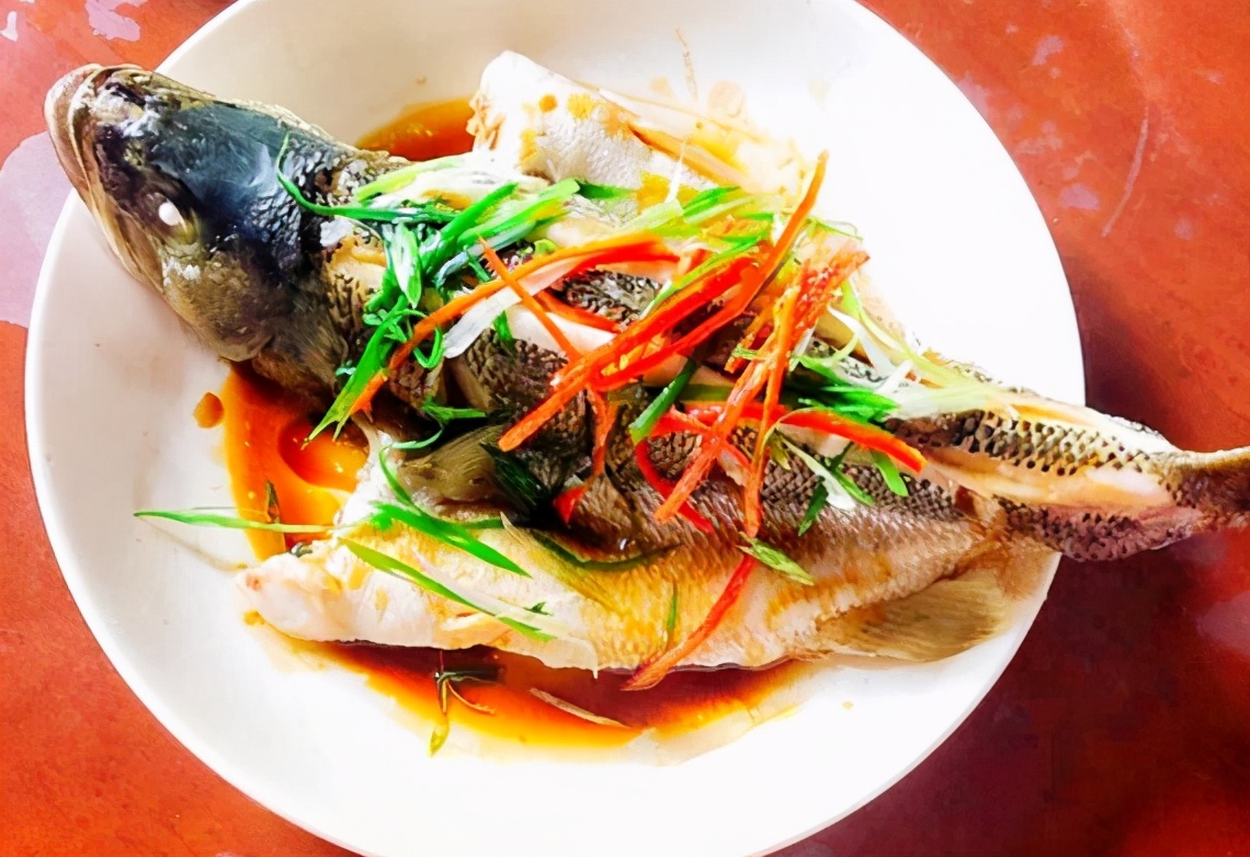 無論蒸哪種魚，都不要放鹽！ 很多人一直弄錯，難怪魚肉不香不嫩