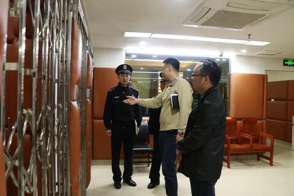 市中院领导到鹿寨法院检查指导 “六专四室”建设情况及法庭安保工作