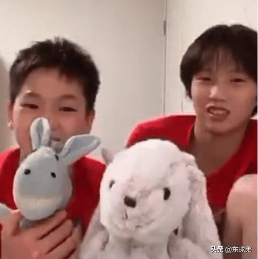 为何有那么多人愿意冒险帮助全红婵？背包挂饰、合照姿势或是答案