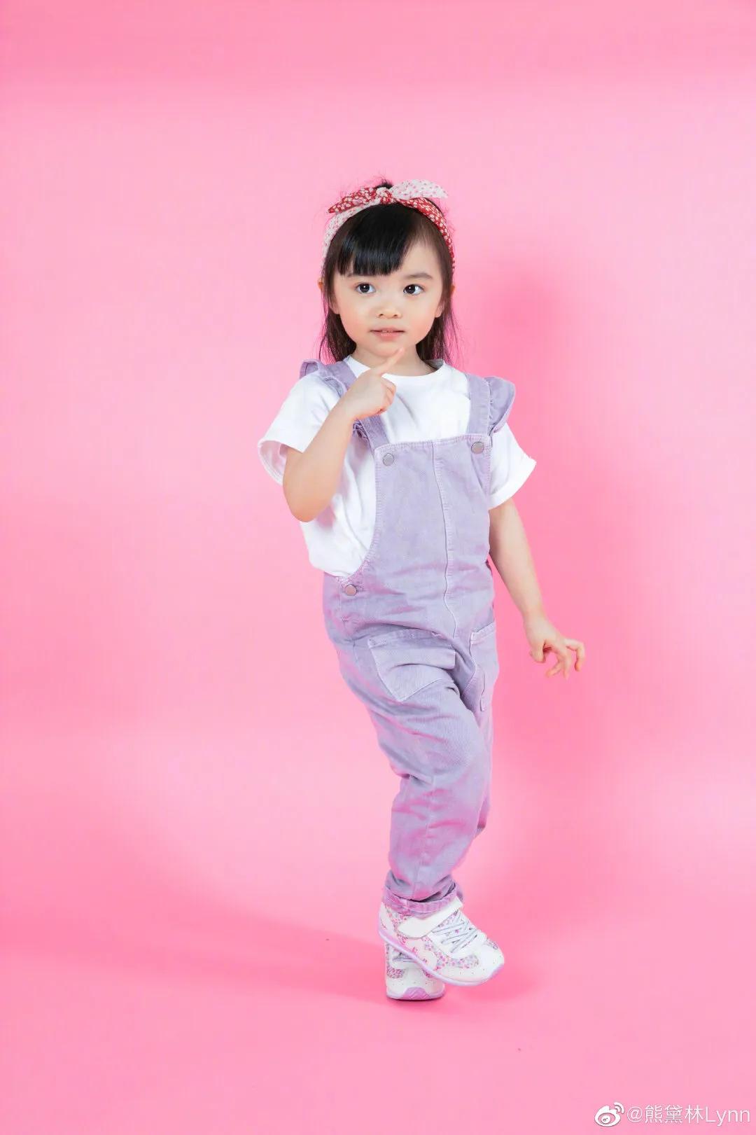 熊黛林為3歲雙胞胎慶生，倆女兒穿姐妹裝拍寫真，妹妹身高搶鏡