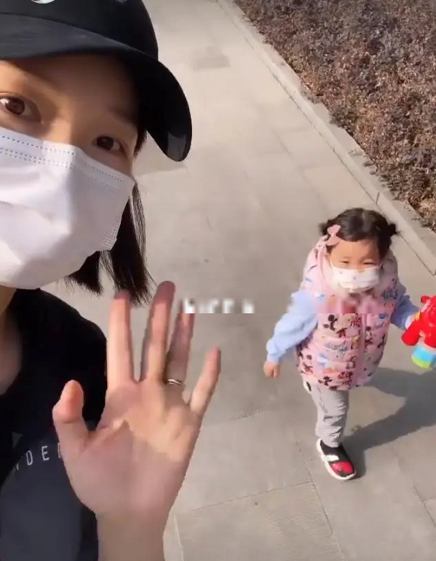 李亞男二胎產後罕見露臉，小區溜娃狀態超好，2歲大女兒活潑可愛