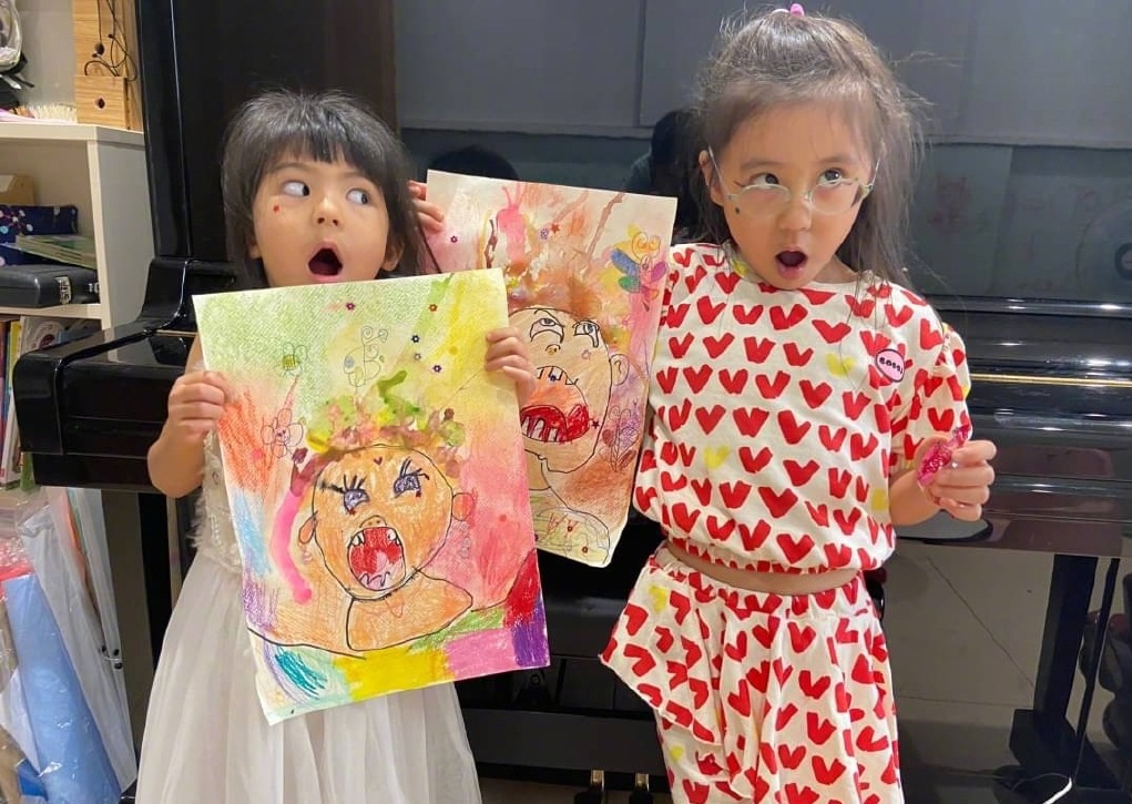 贾静雯晒女儿近照，咘咘BO妞开心展示自画像，画风清奇人更可爱