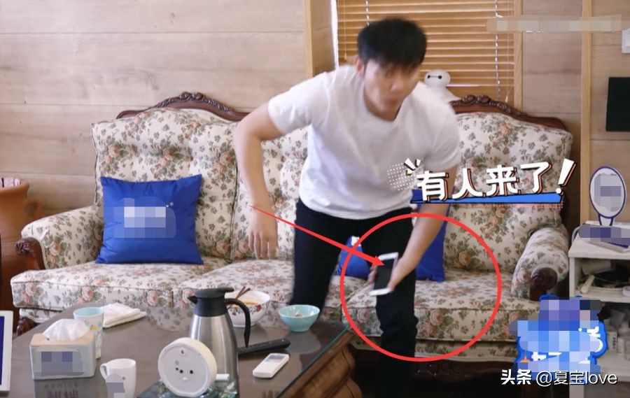 李晨在家手机不离手，得知他的事业有哪些后，