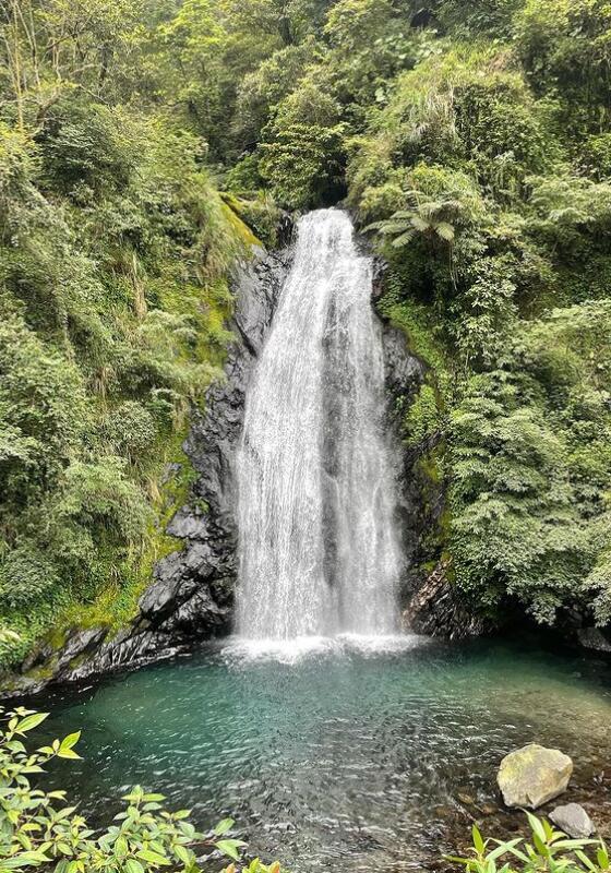 周杰倫夫婦同框秀恩愛，夫妻赤腳水中嬉戲，昆凌曬老公視角照超仙