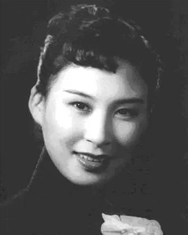 她在《小城之春》与李纬演感情戏，今102岁，成电影“活化石”