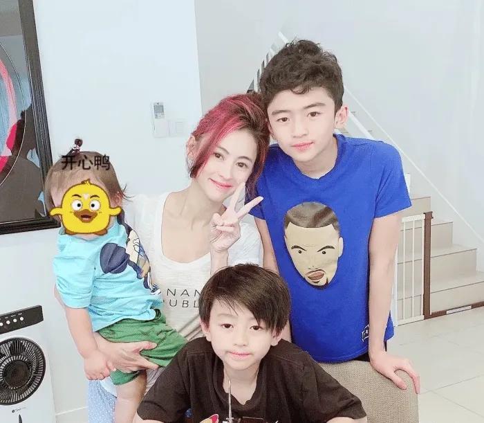 张柏芝晒二儿子视频，11岁小Q又变模样，奶萌帅气颜值不输小鲜肉