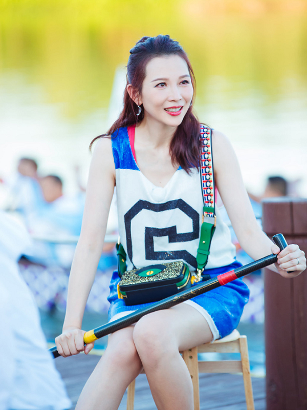 47岁蔡少芬越来越有女人味，与老公穿情侣装太撩了！谁能不羡慕