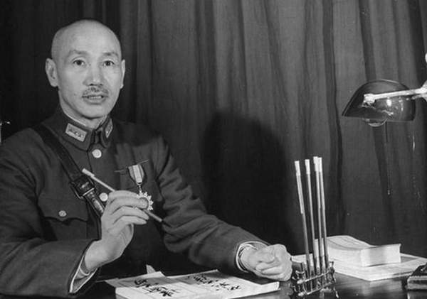 蒋介石算卦 预见要败给毛泽东 去台湾前一言不发 伸出3个手指 资讯咖