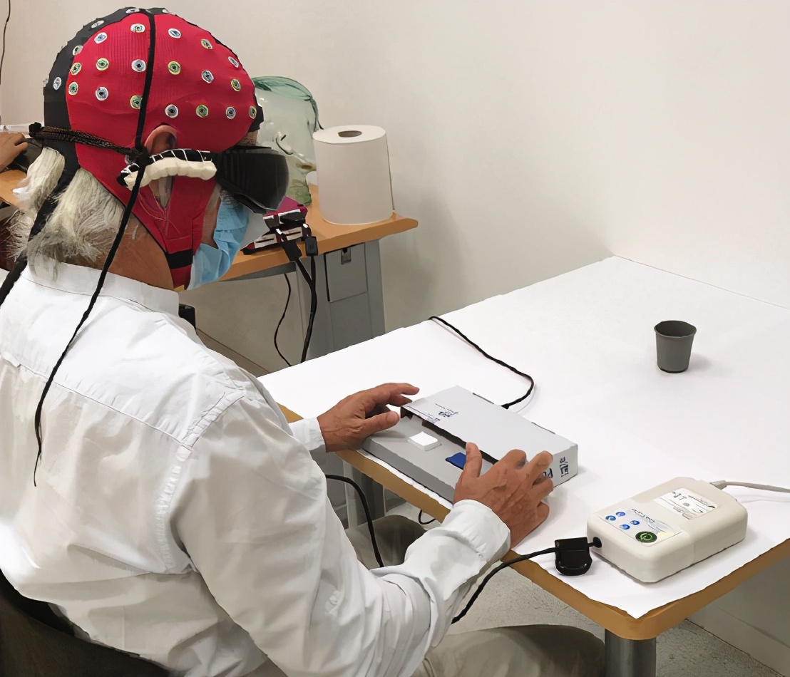 首次！綠藻的“眼睛”移植給人類，讓他40年後重見光明