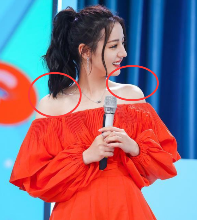 有一种“瘦骨”叫热巴的肩，自带挂钩，难怪被