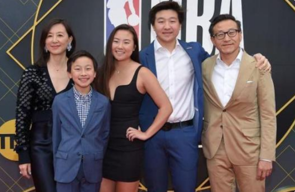 美媒盛赞NBA华裔老板：他让篮网巨变！4数据翻倍，金钱的力量