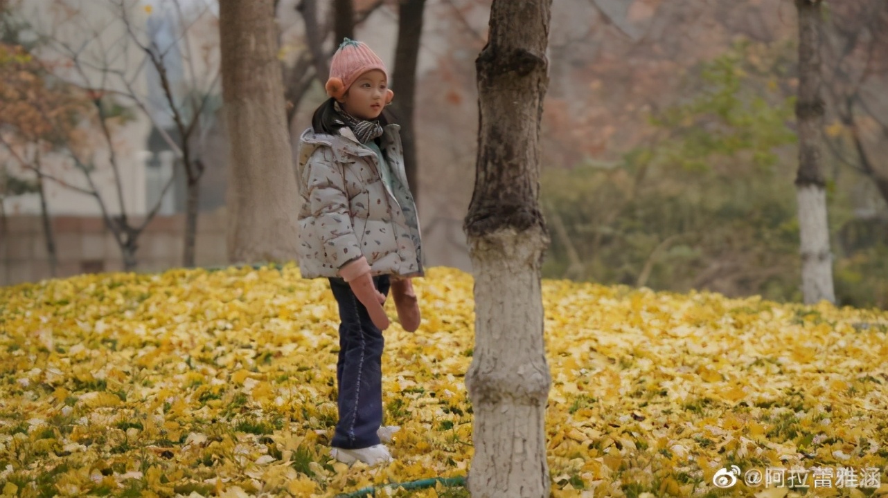阿拉蕾與妹妹雪中玩耍合照，文藝女神範十足，小長腿更是優越