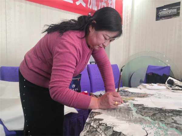 淮安：企业、画院在“志愿者日”携手开展书画赠百姓活动