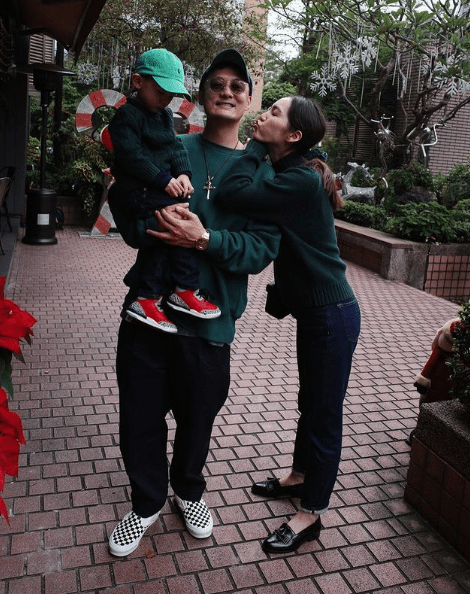 余文乐罕晒与女儿合照，28周早产妹妹长势喜人，全身肉嘟嘟萌翻