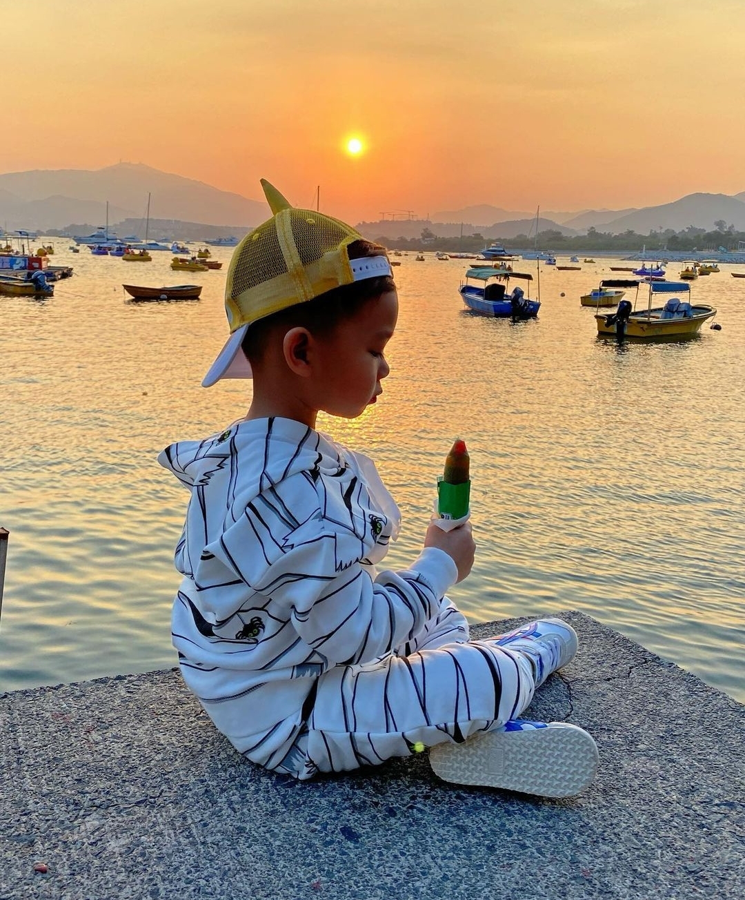 胡杏兒老公曬與兒子碼頭玩耍照，奕霆徒手“摘”夕陽，創意又溫情