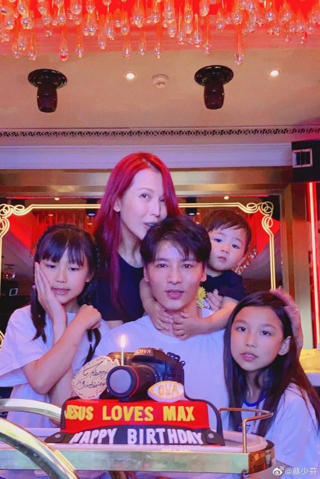 蔡少芬晒张晋视角带仨娃游泳照，2岁乐儿扎小辫学姐姐比耶，萌翻