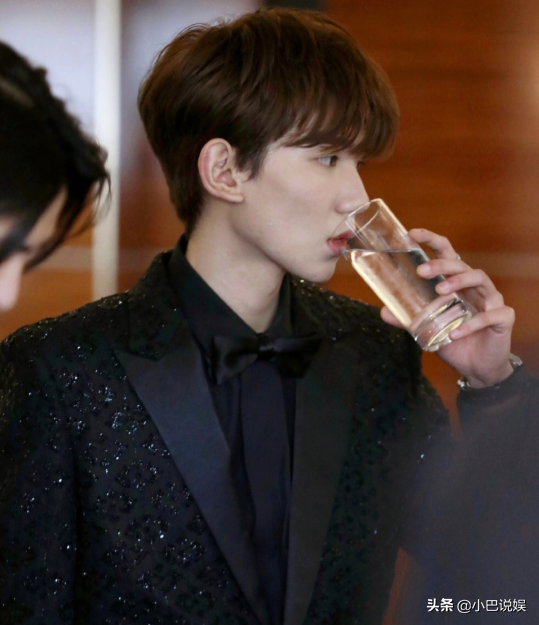 源杨|唐嫣倪妮王源杨幂杨紫同框氛围感太棒了！王源像名利场中的贵公子