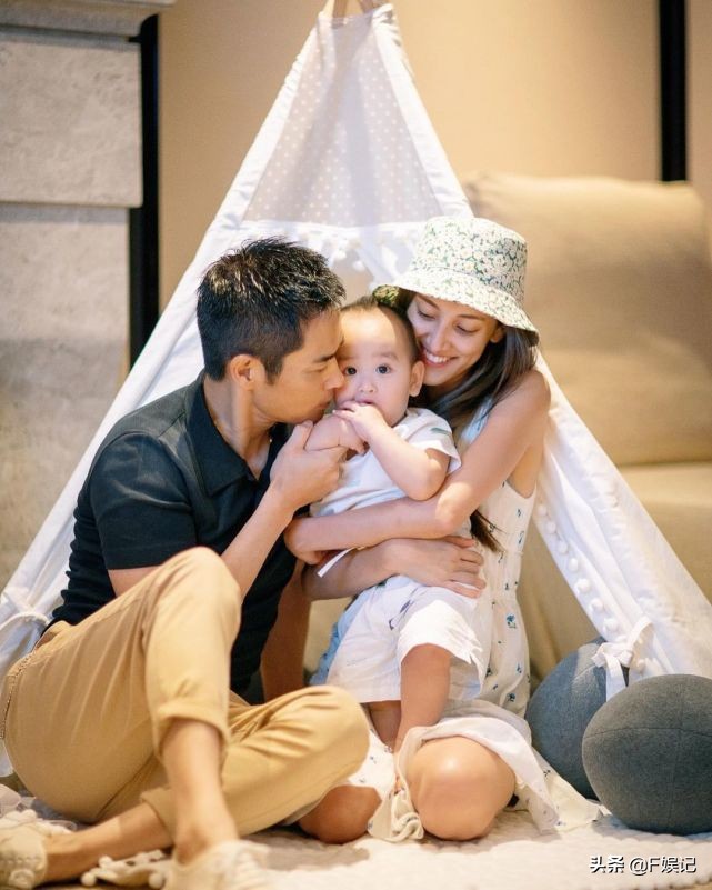 两位儿子都可爱！郑嘉颖陈凯琳晒一家四口的全家福庆祝父亲节