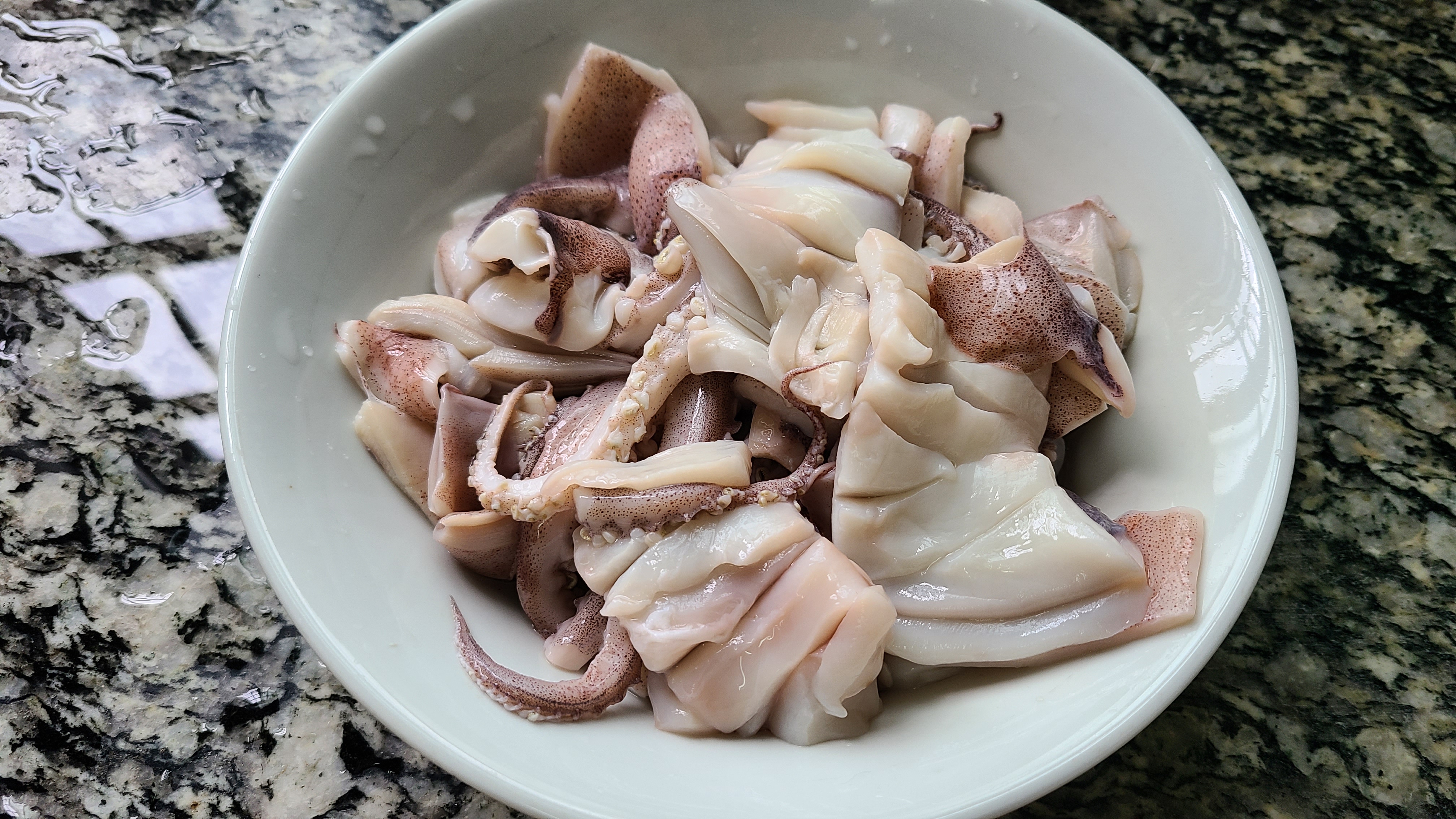 椒盐鱿鱼，是我家经常吃的一道美味家常菜，10分钟就能做好