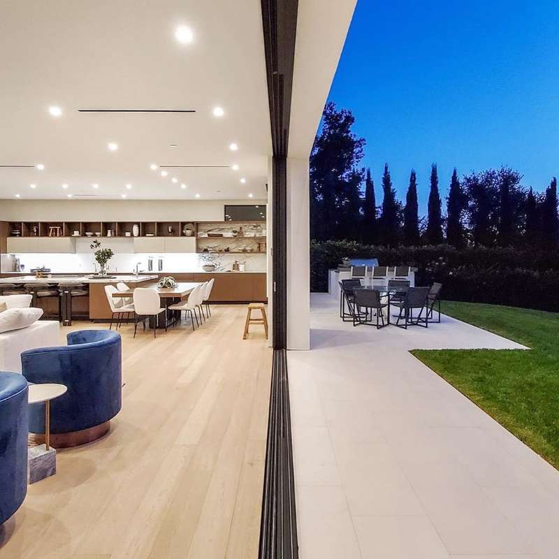 252㎡玻璃別墅掏空天花板，夜晚抬頭就是星空，美景貫穿全屋