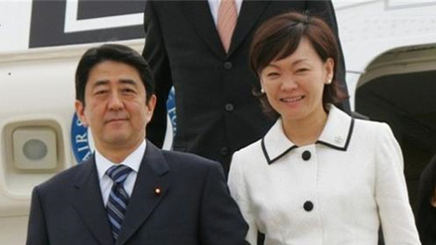 身为前首相夫人，却忙于追星喝酒，夜不归宿，安倍还能忍多久？