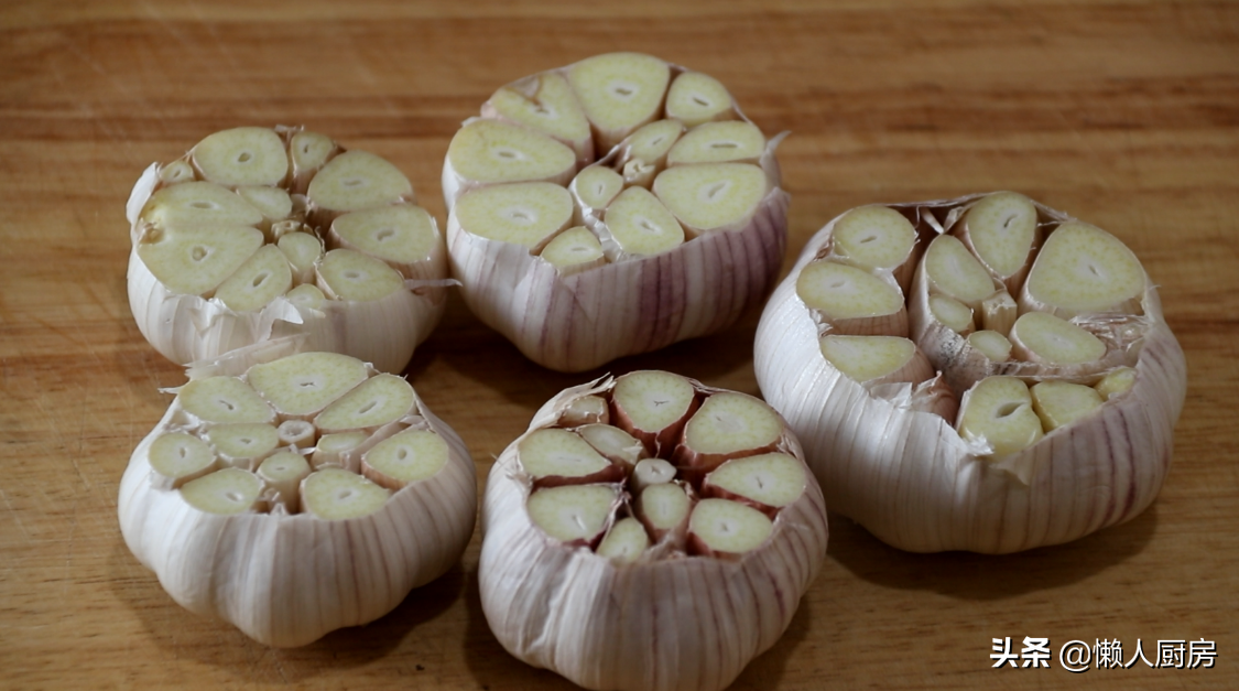 這是烤箱版烤大蒜頭的做法，比碳烤得更省事，軟糯鹹香