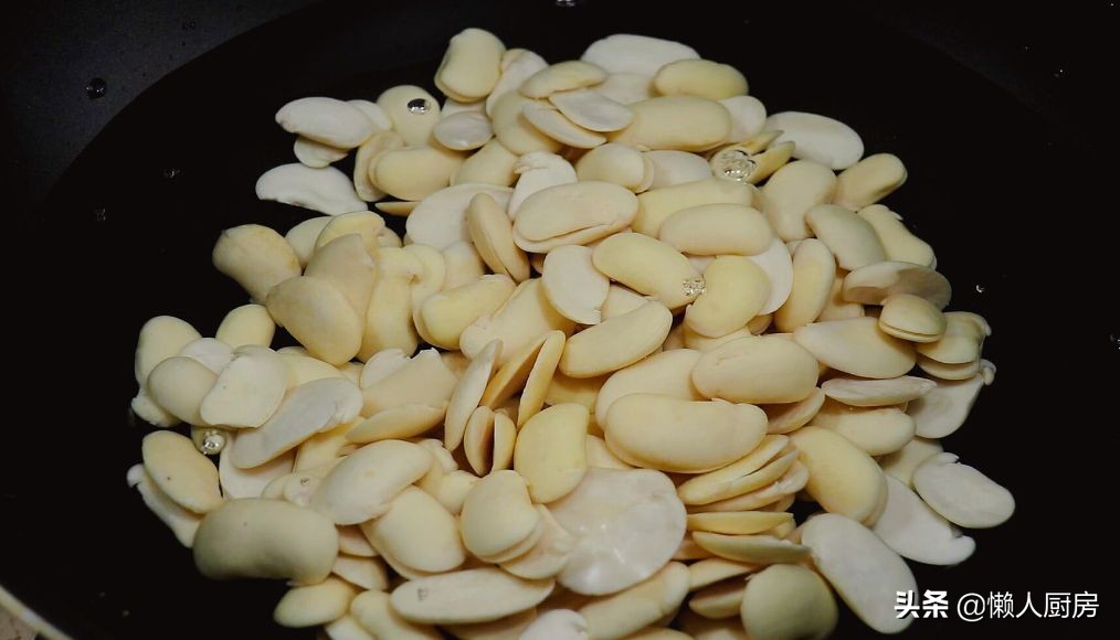 这是不用面粉的月饼，也不要烤，白芸豆的炒制很重要