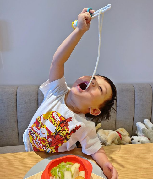 胡杏兒摟倆兒子幸福同框，奕霆趴媽媽孕肚感受胎動，畫面溫馨有愛