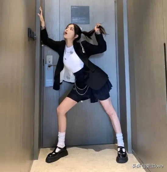 火箭少女录节目时，谁注意杨超越鞋子咋了？有