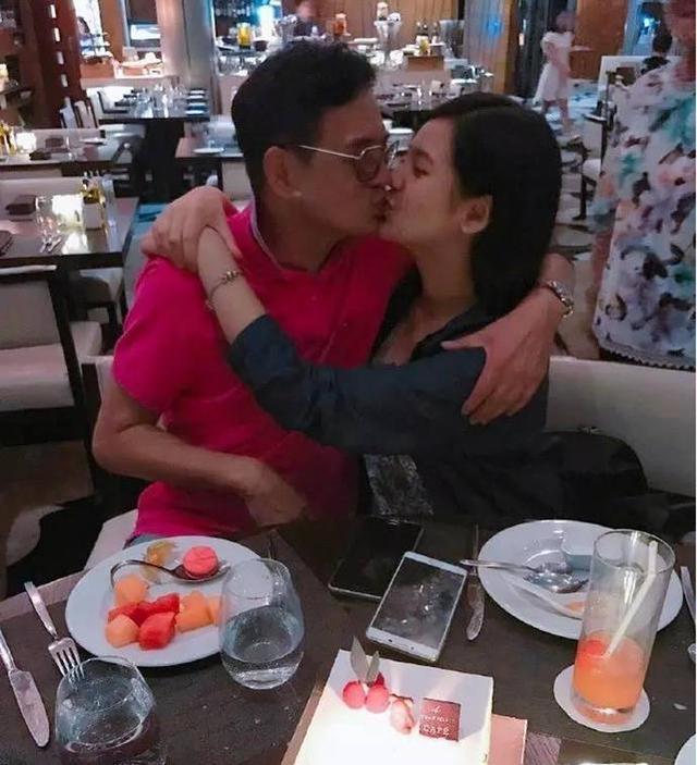 李亚鹏亲吻李嫣大腿惹争议，本尊回应：女儿脚趾头都是臭香臭香的