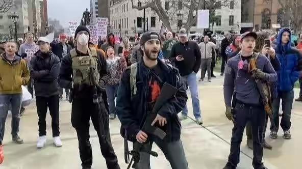 死亡人数即将破10万，14州爆发不明疾病，特朗普