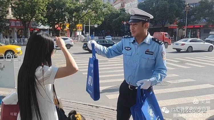 【你礼让我有礼】临夏市公安交警为文明交通参与者点赞！