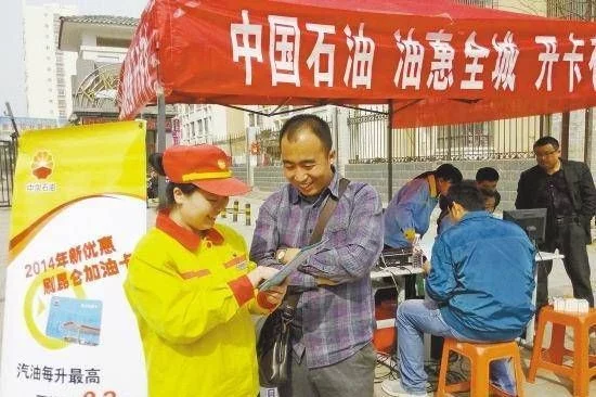 发现80%的车主在加满油后直接开车离开，但加油站的阿姨很高兴