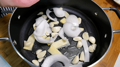 It costs 300 yuan to eat out of the stew pot, and you can make it at home for 100 yuan. Novice kitchen personnel can also make it.