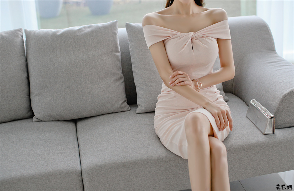 孙允珠：云漫香雾胭脂淡雅蝴蝶抹肩裙